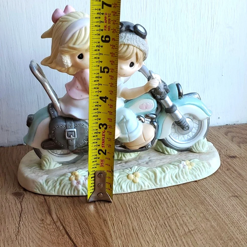 Precious Moments "Our Love Goes the Distance" - Picture 8 of 9